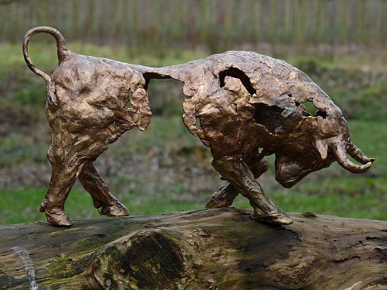 Defensie-verweer is een woeste bronzen stier.| bronzen beelden en tuinbeelden van Jeanette Jansen |